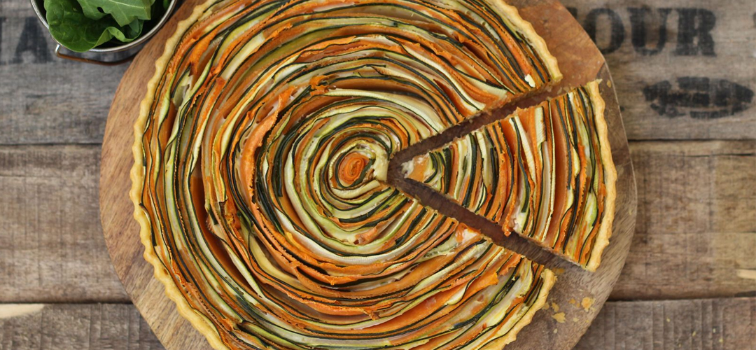Разноцветный овощной пирог с ветчиной
